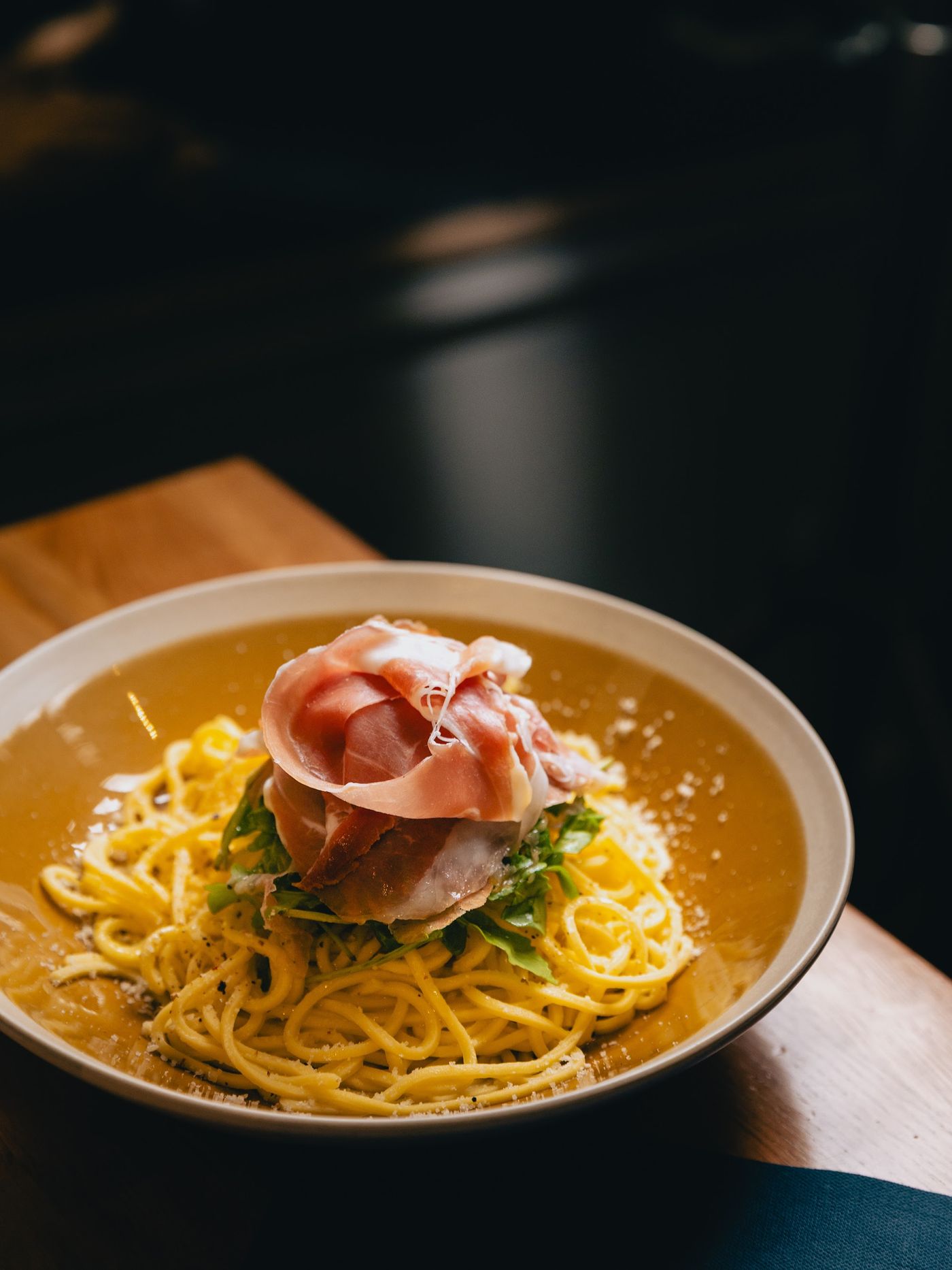 Spaghetti, jambon cru et roquette : une sauce fluide sur une pâte longue.