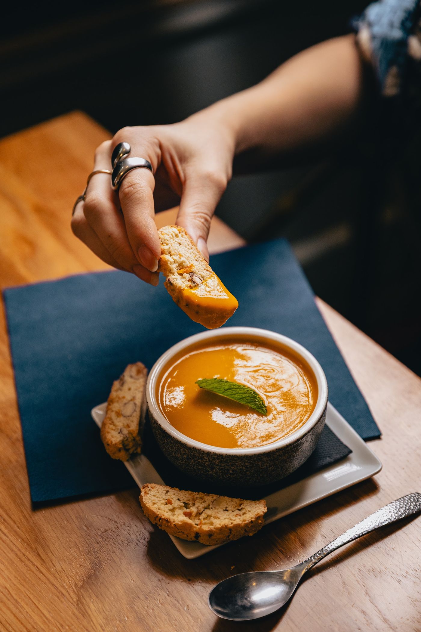 Les Croquants Maison, faits ici, à tremper dans la soupe de mangue.