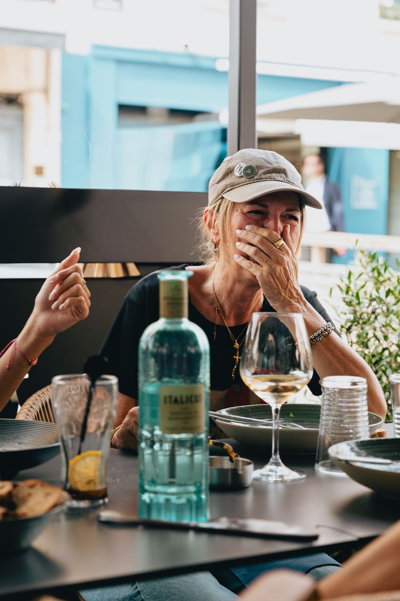 La terrasse, quand le temps le permet : ce sont les tables qui partent en premier.