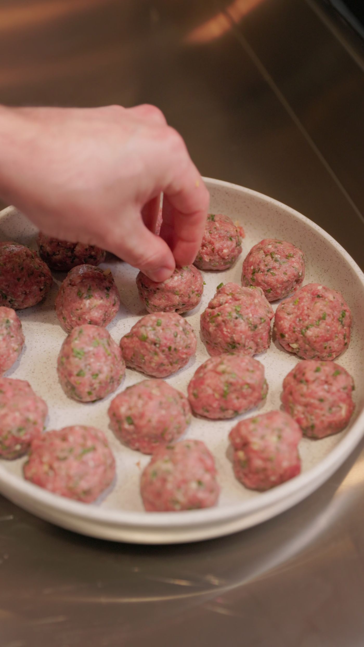 Des boulettes de taille régulière, roulées sans serrer.