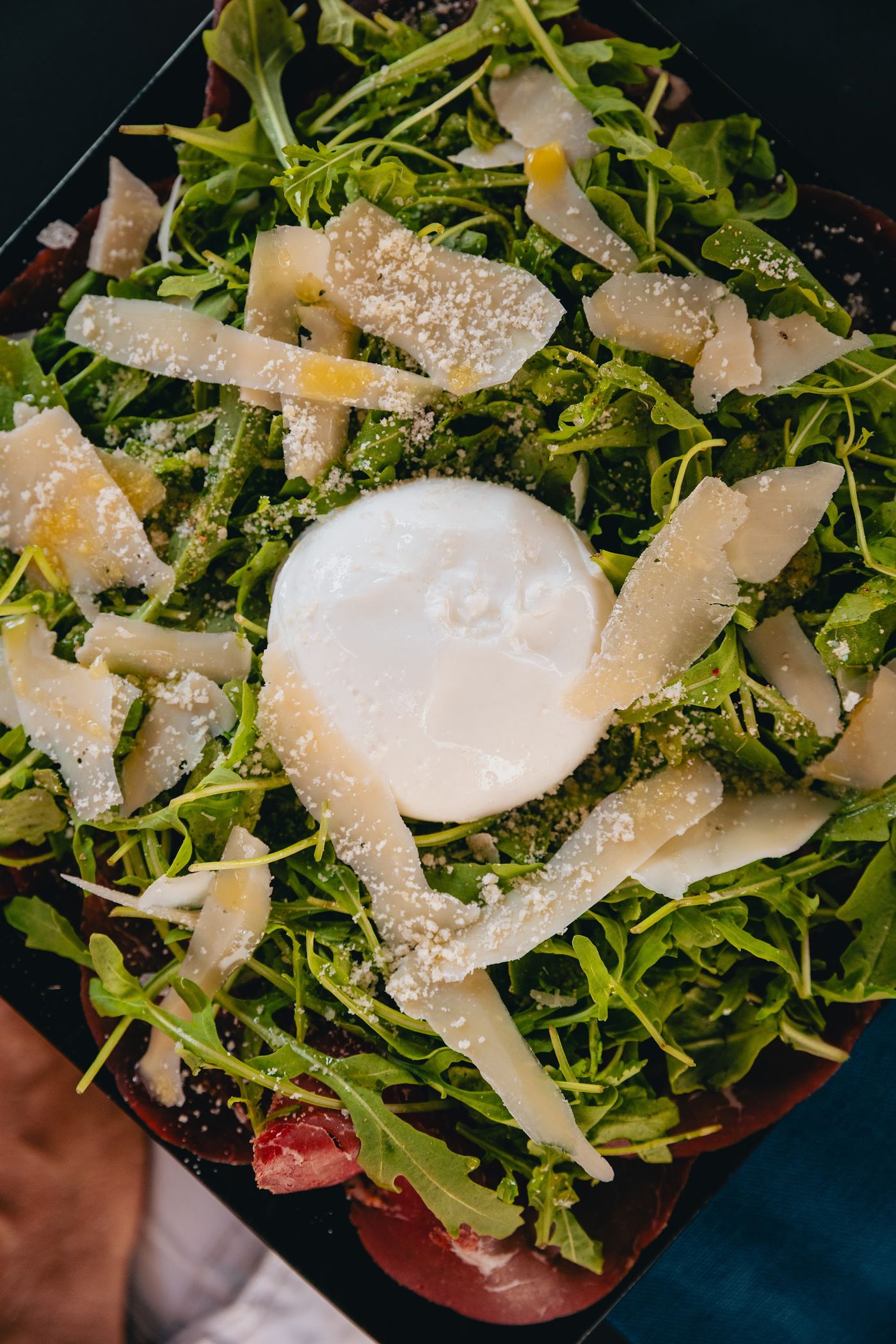 En copeaux sur un carpaccio, le parmesan se râpe aussi au moment.