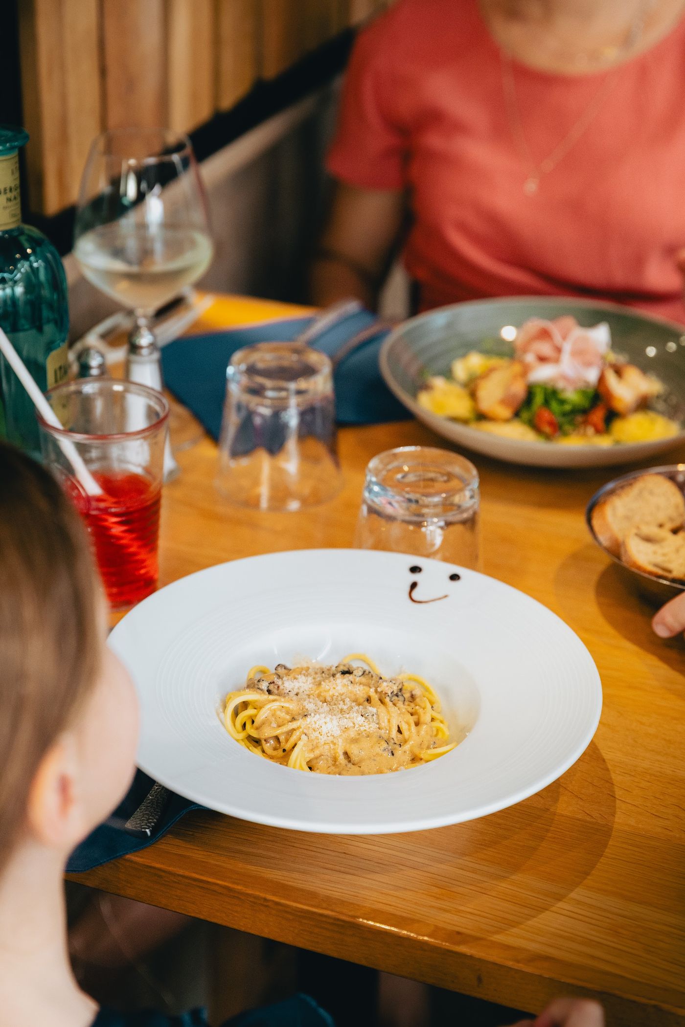 L'assiette de l'enfant, avec le sourire dessiné sur le bord.