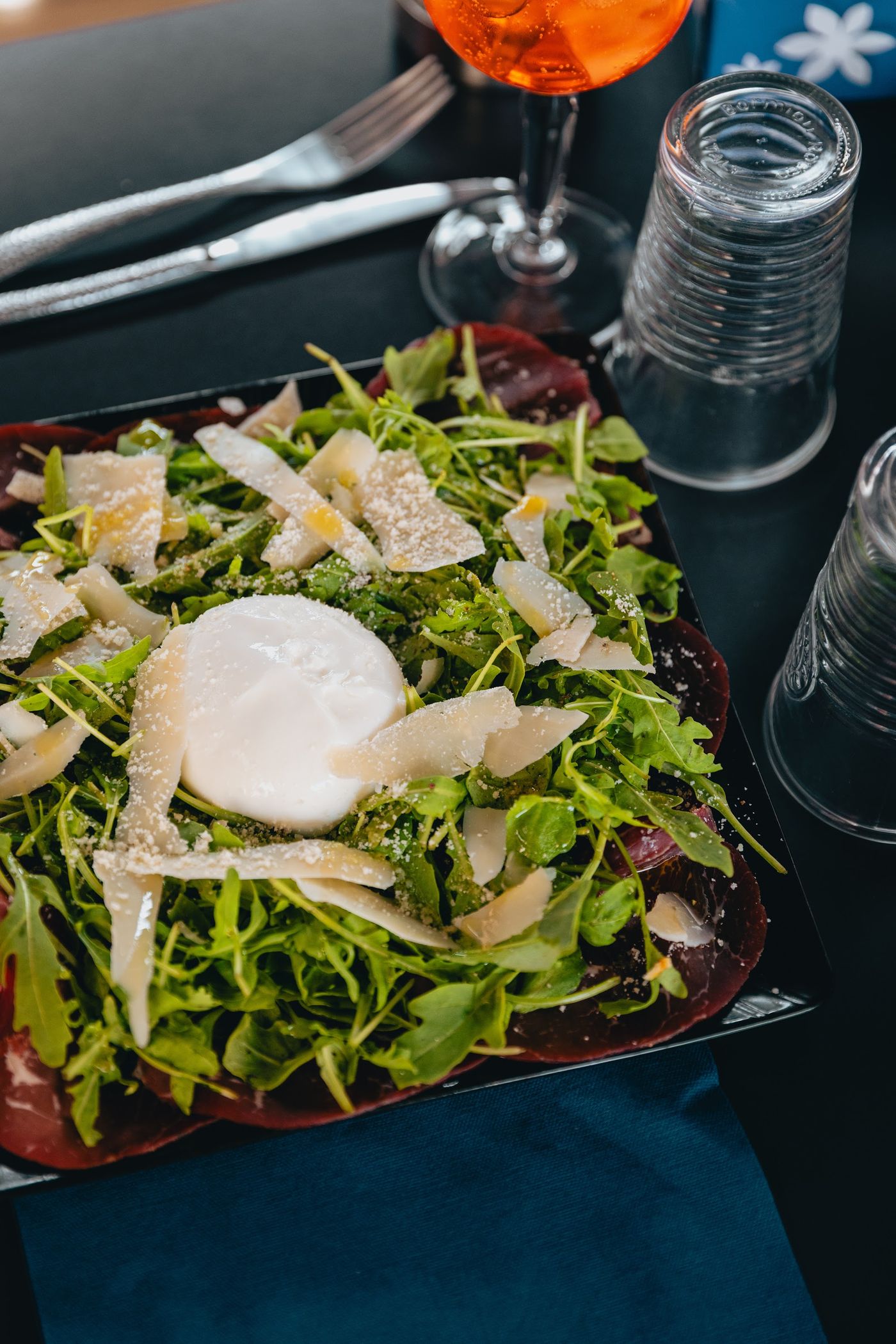 Sur un carpaccio, elle adoucit la viande crue et lui donne du gras.